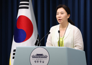 이 대통령, 금융위원장 깜짝 칭찬…“규제 효과 있었다”