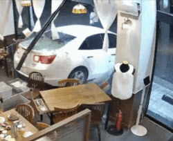 인천서 중식당 돌진한 차량…"가속 페달 잘못 밟아"