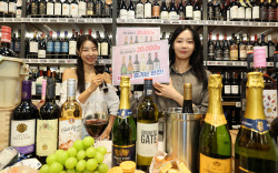 [포토]이마트, '와인 3병에 2만원' 행사 진행…최대 57% 할인                                                                                                                                     