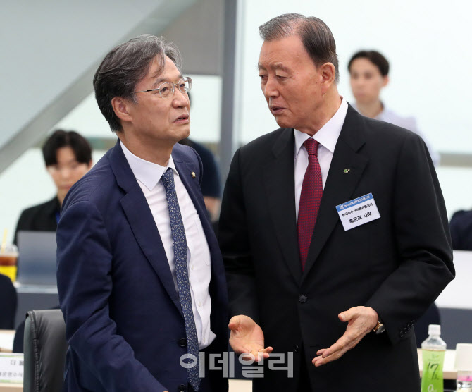  물가대책 대화하는 유동수 위원장과 홍문표 aT 사장                                                                                                                                                 