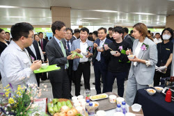 지역의 맛 담았다...한국도로공사 &apos;휴게소 음식 페스타&apos; 개최