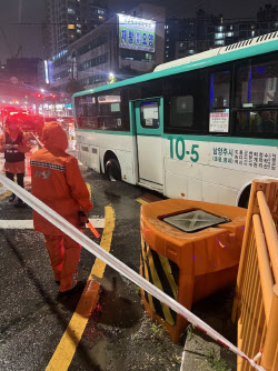 경기 구리서 버스 포트홀 빠짐 사고…인명피해는 없어