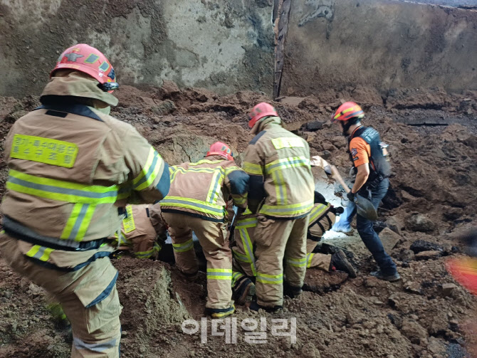 ‘옹벽 붕괴 사망자 발생’…평택 157㎜, 오산 시간당 41㎜
