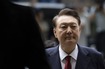 "尹, 재판 앉아있기 힘든 상태"…특검 "구인영장 발부해야"