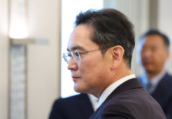 삼전 &apos;웃고&apos; 하이닉스 &apos;울고&apos;…주가 희비 엇갈린 이유[특징주]