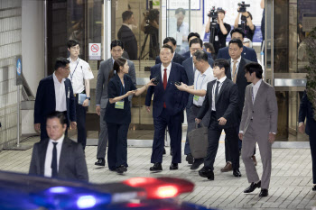 "尹독방 인권침해…에어컨 놔달라" 인권위에 진정 &apos;우르르&apos;