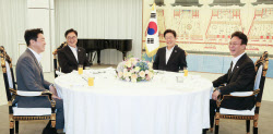 국힘 "집중호우 초토화, 李대통령 &apos;감자전 만찬&apos;이 웬말?"