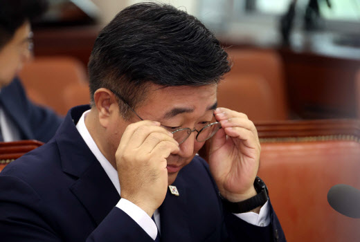 윤호중, 가족 자료제출 요구에 “사생활”…음주운전은 “사과”