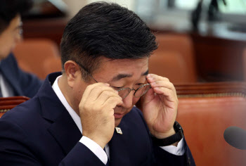 윤호중, 가족 자료제출 요구에 “사생활”…음주운전은 “사과”