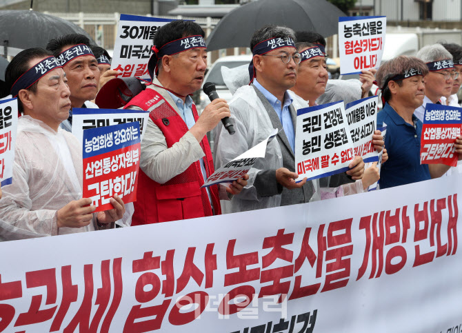  대통령실 앞 기자회견하는 민경천 전국한우협회장                                                                                                                                                   