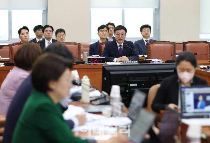 인사청문회, '질의에 답변하는 윤호중 후보자'                                                                                                                                             