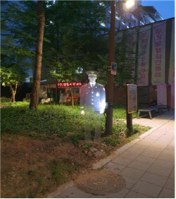 어두운 공원에 홀로 우뚝…매일 밤 지키더니 안전해졌다