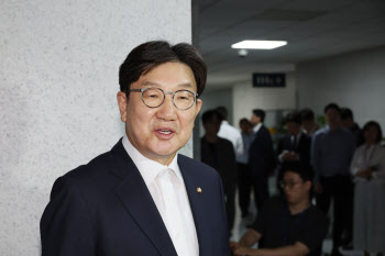 "난 결백하고 깨끗"...권성동, 압수수색 현장서 한 말