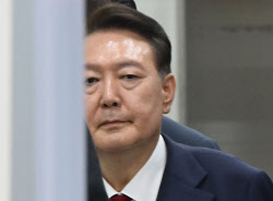 ‘尹 구속기소’ 특검 “계엄 통제장치 무력화, 외환죄 추가수사”