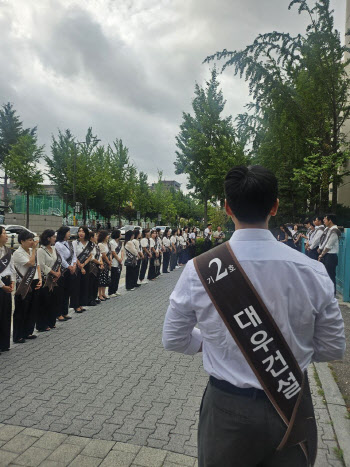 "저희를 선택해 주세요"…강남에 뜬 대기업 직원들, 무슨 일?