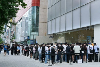 신발 게시판서 &apos;산업의 축&apos;으로…무신사, K패션을 이끌다