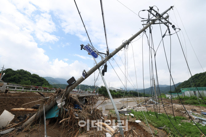 빠져버린 전봇대                                                                                                                                                                                   
