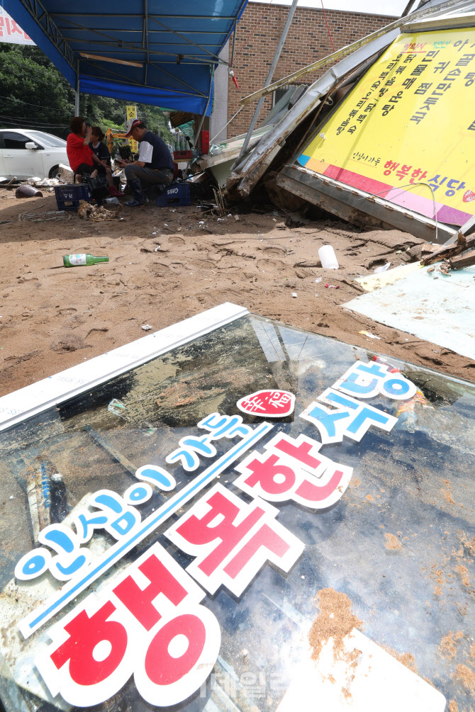 집중호우로 부서진 행복한 식당                                                                                                                                                                     