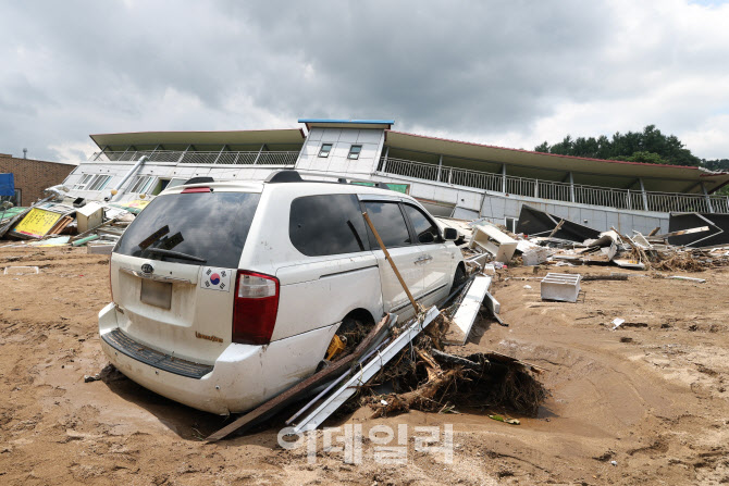피할 틈도 없이 토사물에 잠긴 차량                                                                                                                                                                 