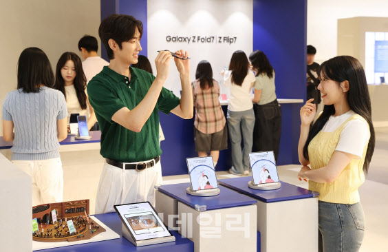 "남자는 뭐? 갤럭시" 우르르…갤Z폴드 대박 터졌다