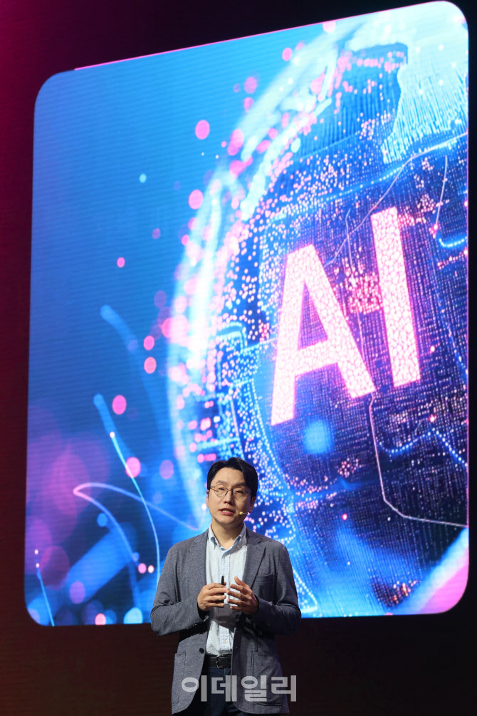 엑사원에 대해 소개하는 임우형 LG AI연구원장                                                                                                                                                       
