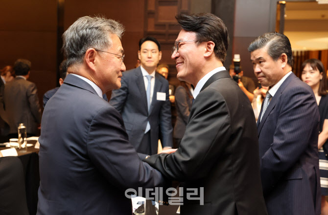 이야기 나누는 김민석 총리-조셉 윤 주한 미국대사 대리                                                                                                                                              