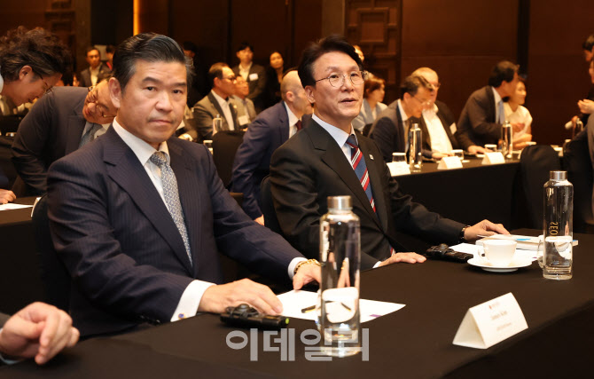 나란히 앉은 김민석 국무총리-제임스 김 암참 회장                                                                                                                                                   