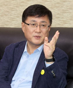 환경 장관 “환경부 직원 전기차 타는 비율 국민 평균 수준”