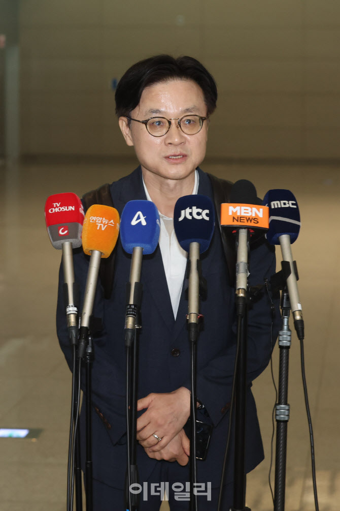 취재진 질문에 답하는 김정관 장관                                                                                                                                                                  