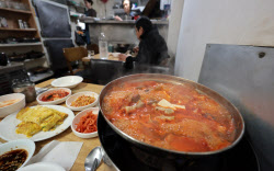 "백반집이 사라졌어요" 직장인 점심은 어쩌라고