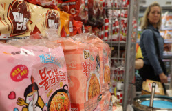&apos;블랙핑크도 즐겨 먹는 불닭&apos;…삼양식품, 우상향 이어진다