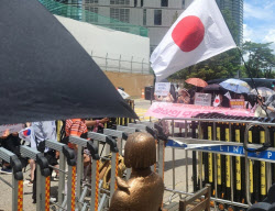 소녀상 옆서 일장기 흔든 한국인들, 