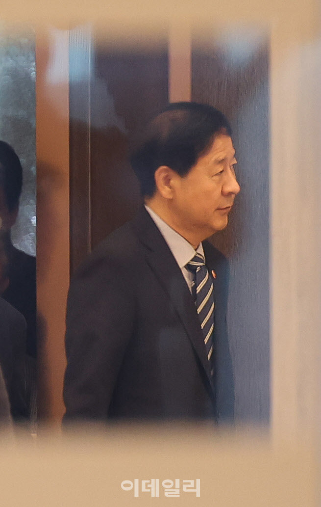 굳은표정으로 공항 귀빈실 나서는 구윤철 기재부 장관                                                                                                                                                