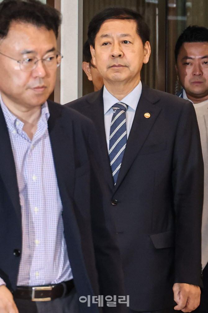 미국 통상협상 출국 연기로 공항 나서는 구윤철 경제부총리                                                                                                                                           