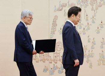 "文, 고통의 원천" "李, 민족의 축복"...최동석, 유튜브 폭파했지만