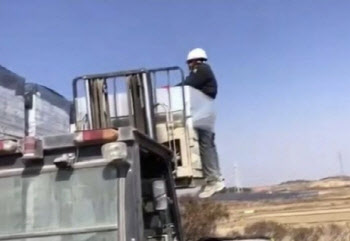 ‘지게차 괴롭힘’ 외국인 노동자, 추방 위기서 일자리 구했다