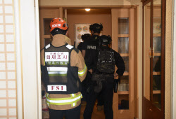 "시아버지 설득해보라"...총 맞은 남편 곁 아내에 경찰 황당 요구?
