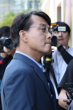 [포토]취재진 질문 듣는 윤상현 국민의힘 의원                                                                                                                                                             
