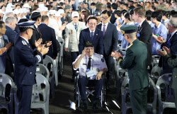 [포토]6.25 참전용사 휠체어 밀고 같이 입장하는 김민석 총리                                                                                                                                               
