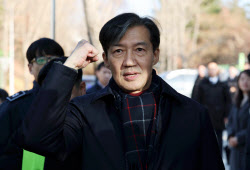 감옥서 책 내는 조국 "내란 책임 않는 尹, 리더 자격 없다"