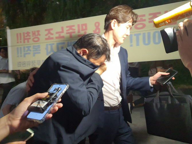 영부인 오빠, '꼼수' 퇴장 포착