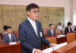 ‘아빠찬스·부동산 의혹’ 공방전 된 최희영 청문회