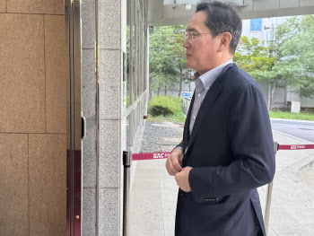 이재용 전격 미국行…민관 관세 담판 &apos;올 코트 프레싱&apos;