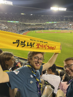 &quot;한국야구 보는 법 알려드립니다&quot;…외국인 홀리는 이색 투어 &apos;인기&apos;