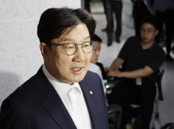권성동 "통일교가 내게 1억 정치자금? 사실 아냐" 박찬대 "안녕히가시라"