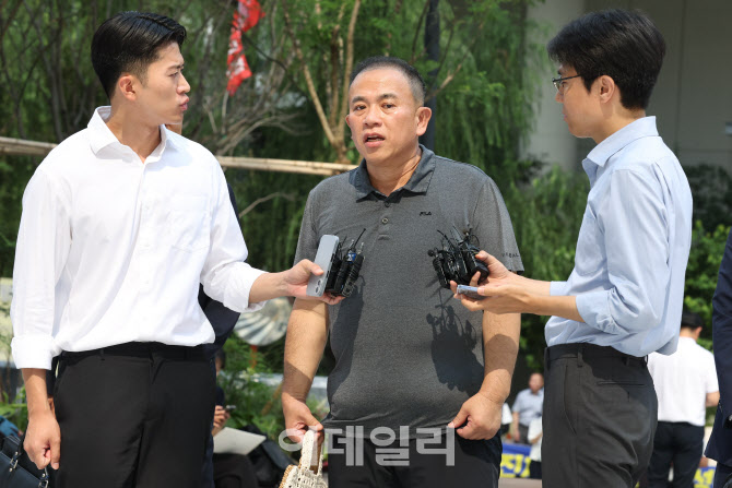 취재진 질문 받는 명태균                                                                                                                                                                           