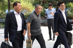 [포토]'공천개입' 명태균, 김건희 특검 출석                                                                                                                                                     