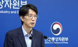 관세 불안에도 반도체 &apos;훨훨&apos;…7월 수출 ‘역대 최대’(종합)