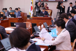 국회 법사위, 방송3법 &apos;與주도&apos; 의결…野, 강력 반발(상보)