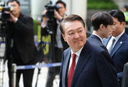 속옷만 입고 버틴 尹…김건희특검 "물리력 동원해 체포"